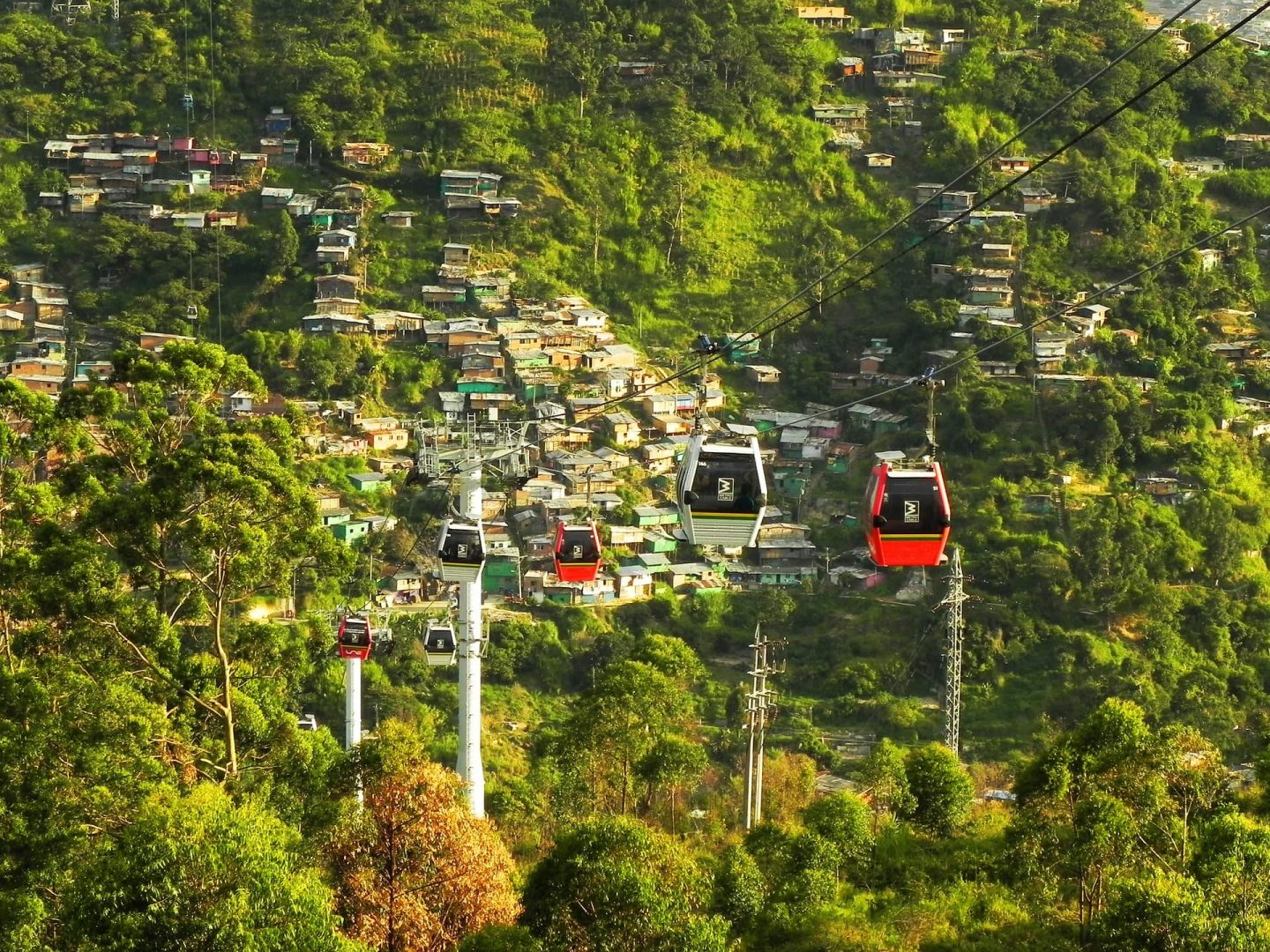 Os teleféricos em Medellín Colômbia