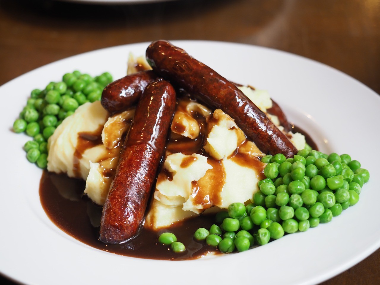 London famous food sausage and mash with peas and gravy